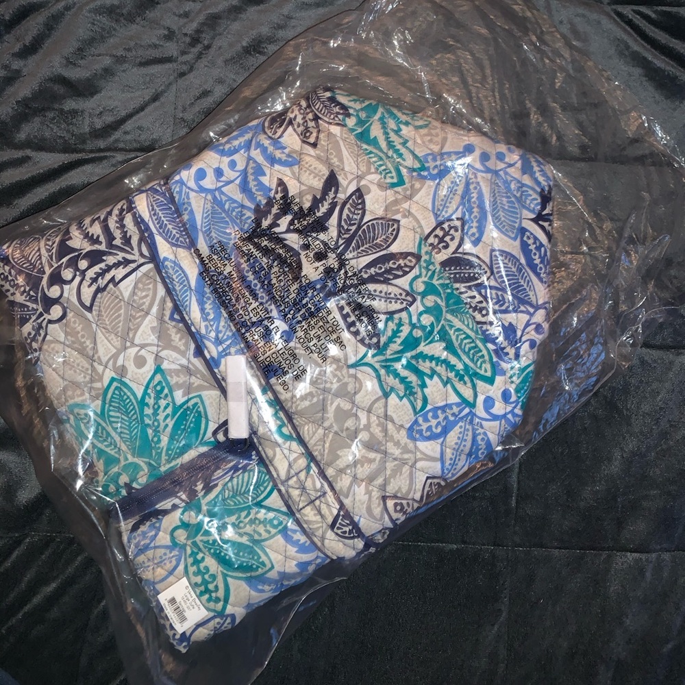 BRAND NEW VERA BRADLEY DUFFLE BAG! - Picture 2 of 5